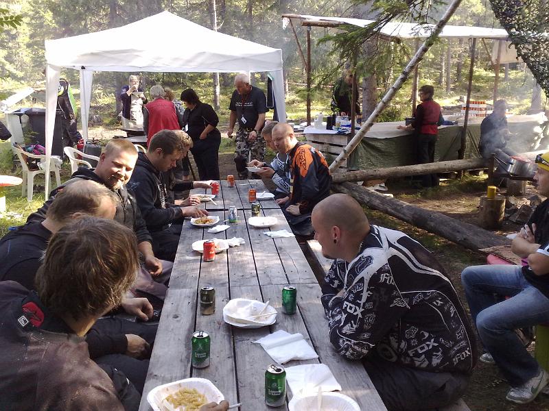 20090829011.jpg - N.A.C Träffen i Timrå -Augusti -09 Lunch på Torsbodabanan. (Tummen, Danne,Junior, Kalle, Tony, mf)